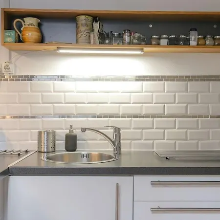 Super Idealement Situe, 6eme Apartment