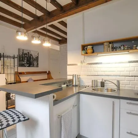 Super Idealement Situe, 6eme Apartment